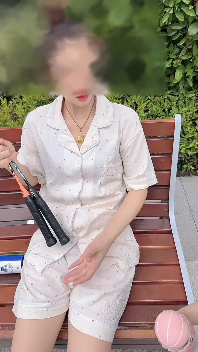 下午好兄弟们，下班回家了
看到老婆拿着球拍，老婆说和我姐说好了，下楼打球的，让我带娃
我说行
我问你姐呢，老婆说也快到家了 https://t.co/yuigTkXr7t