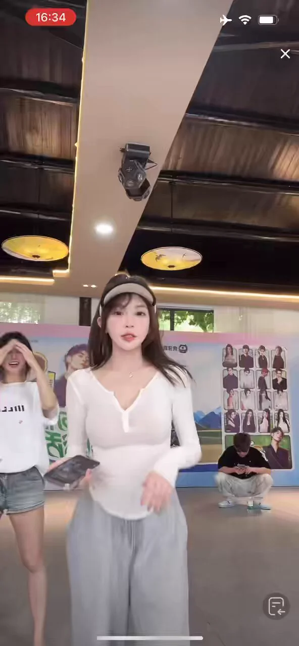 百万大网红小田衣服太透了！阳光照射下两个大奶子看的一清二楚！抖音电报走光群: https://t.co/xFMdrR1U35 https://t.co/s3o5dkNGj4