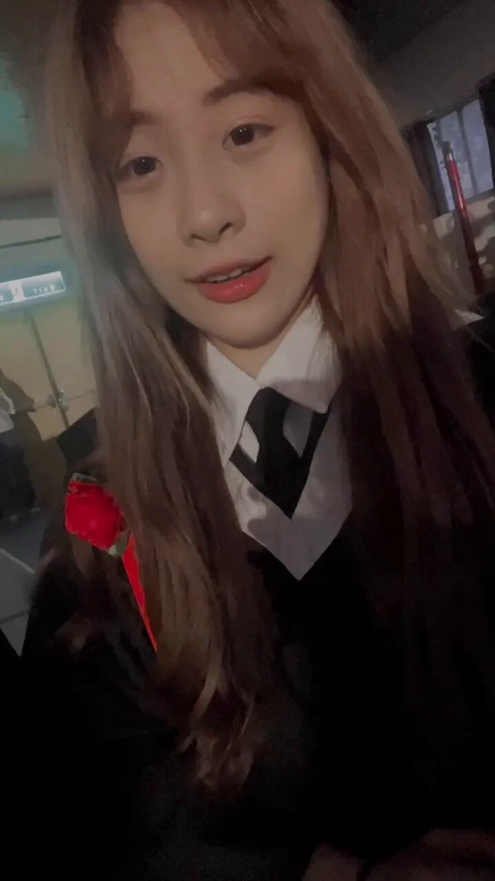 畢業快樂♡制服不能穿了但你還是想看我穿對嗎～👀 https://t.co/AVJ2HTQbkd