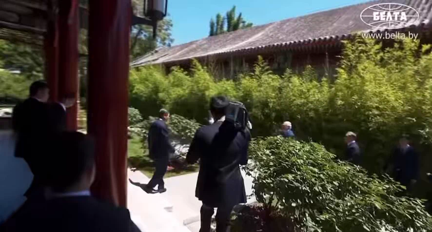 时间线：纽约时报长篇报道，俄罗斯视中国为“敌人”的背景。6月1日，乌克兰用无人机袭击了俄罗斯五个空军基地；6月2日，白俄罗斯总统卢卡申科紧急访华；6月4日卢卡申科见到习主席；6月7日，纽约时报刊登了俄罗斯联邦安全局(FSB)泄露文件，将中国称为“敌人”。那么，这个所谓的泄露文件，大概率是6月4日或5日，FSB主动放料。而这个泄密文件，里面有很多不是事实，譬如污蔑中国窃取俄罗斯AI和无人机技术。