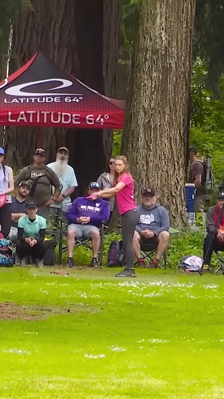 An incredible throw during a frisbee competition.📍 USA / Portland / Greenover Golf Course https://t.co/ABKThe959V