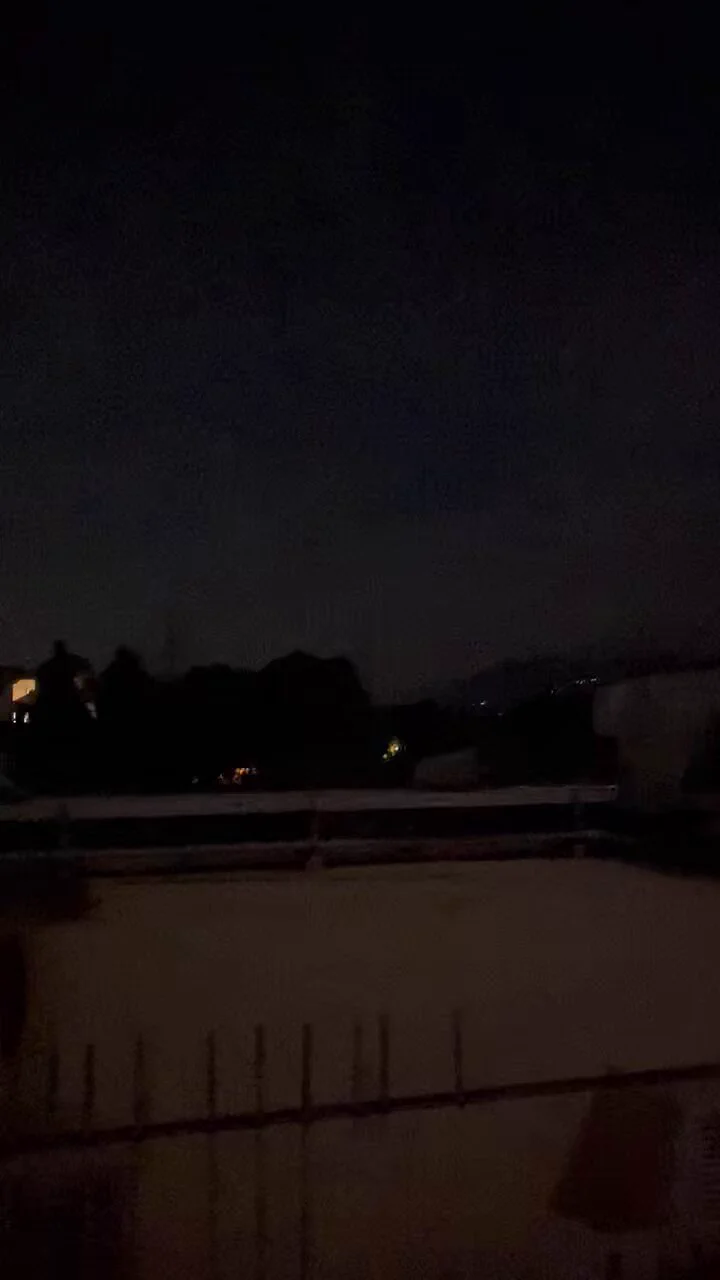 這個是閃電嗎？沒看過紅色的 https://t.co/K7ZJPJXnbp