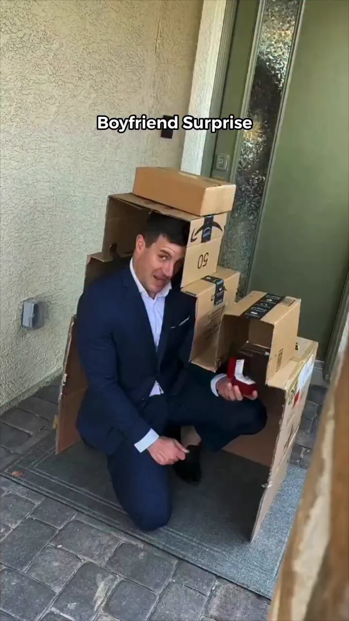 رجل يفاجئ حبيبته بعرض زواج مختلف 😂❤️ https://t.co/9hQZu74p3d
