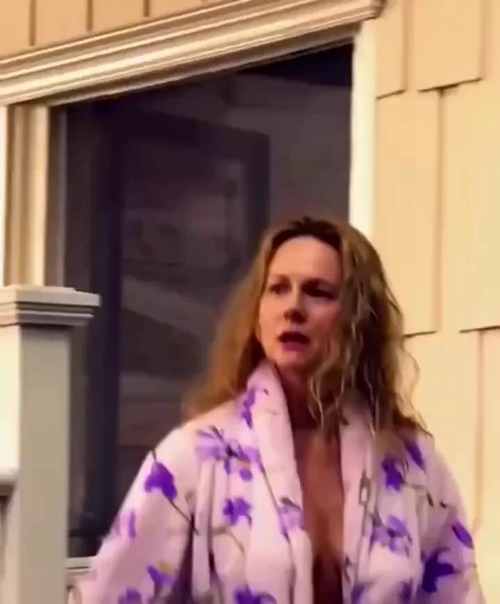 I can’t believe that’s same woman from Ozark 

 https://t.co/HAvaymHKV8
