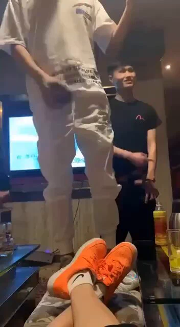 灯红酒绿的男模场，玩的是真花有钱真好 https://t.co/S8NNgdQOG9