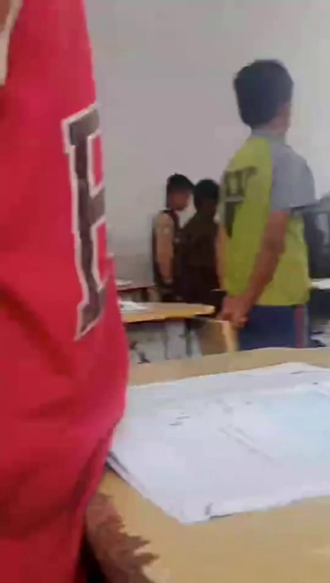 难怪学校不许学生带手机上学，是为了方便做恶不被发现。亿万中国父母都该看看这个视频！ https://t.co/aCUkMB36xJ