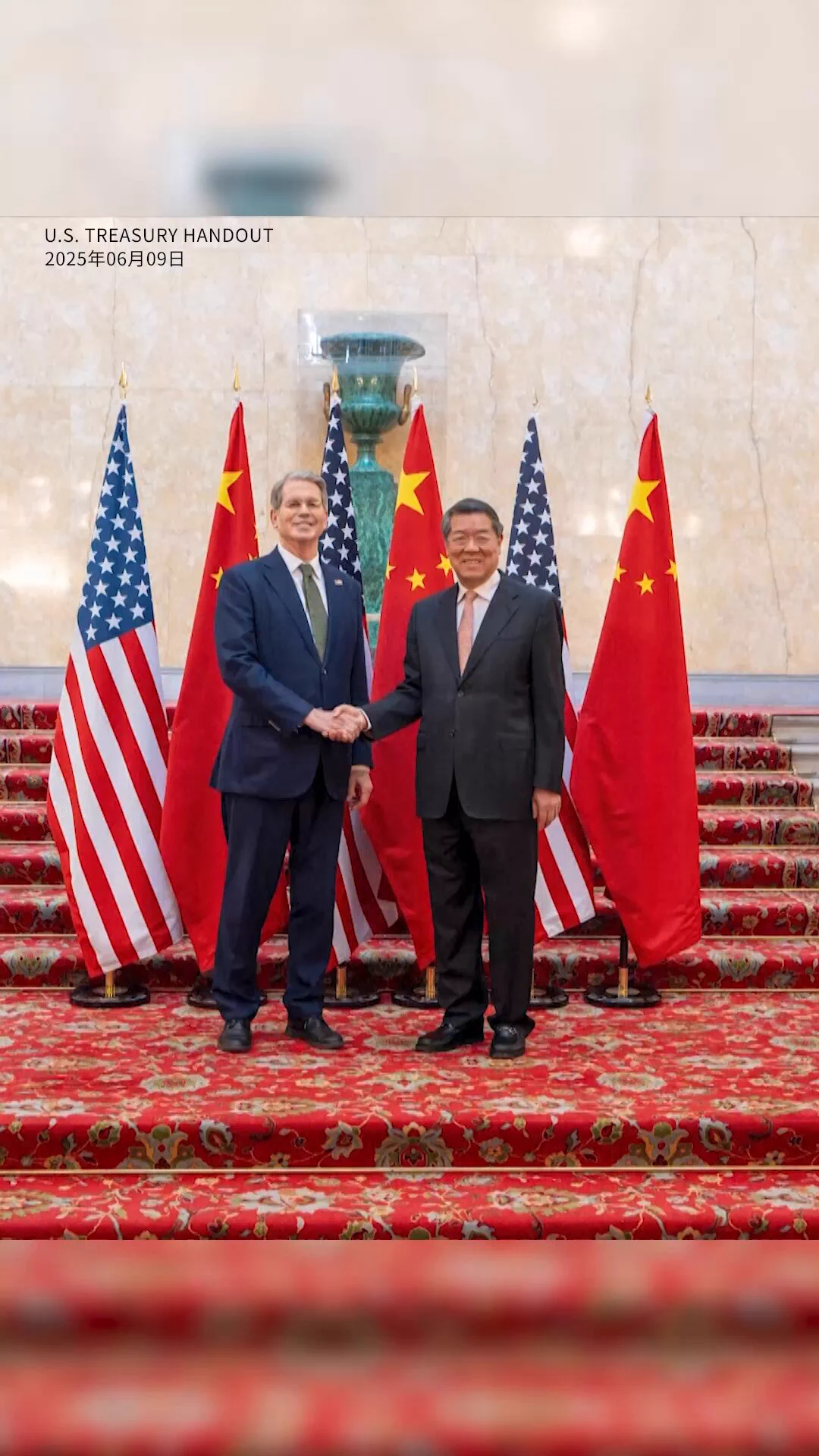 【美中伦敦10号将持续谈判】【焦点从关税转为出口限制】华尔街日报报道，近几周来，美中贸易战的重点已逐渐偏离关税问题，转而聚焦各自对另一方迫切需要的材料或产品实施的限制措施。报道指美方准备施压习近平的代表，要求他们按照双方上月在日内瓦达成的协议，加快出口稀土矿物以及含稀土的磁体。另一方面，中方团队将敦促美方取消近期针对向中国出售喷气发动机以及多种技术和其他产品的限制。#美中关系 #贸易谈判 #出口限制 #稀土 #芯片 #特朗普 #习近平