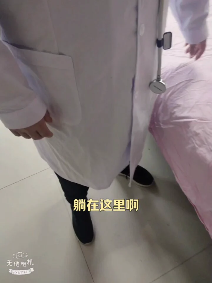 极品少妇借口“肚子痛”到医院看医生，趁医生让躺床上，主动把外套脱掉，医生看见微妙微翘的身材，心里蠢蠢欲动，手却变的无处安放，美女看到医生这样，主动让医生手伸进衣服里，虽然开始还是半推半就，但是看到这样的巨乳，最后没忍住，还让顶着花心内射~后续看一楼回复哈~https://t.co/2NqAayR4sI