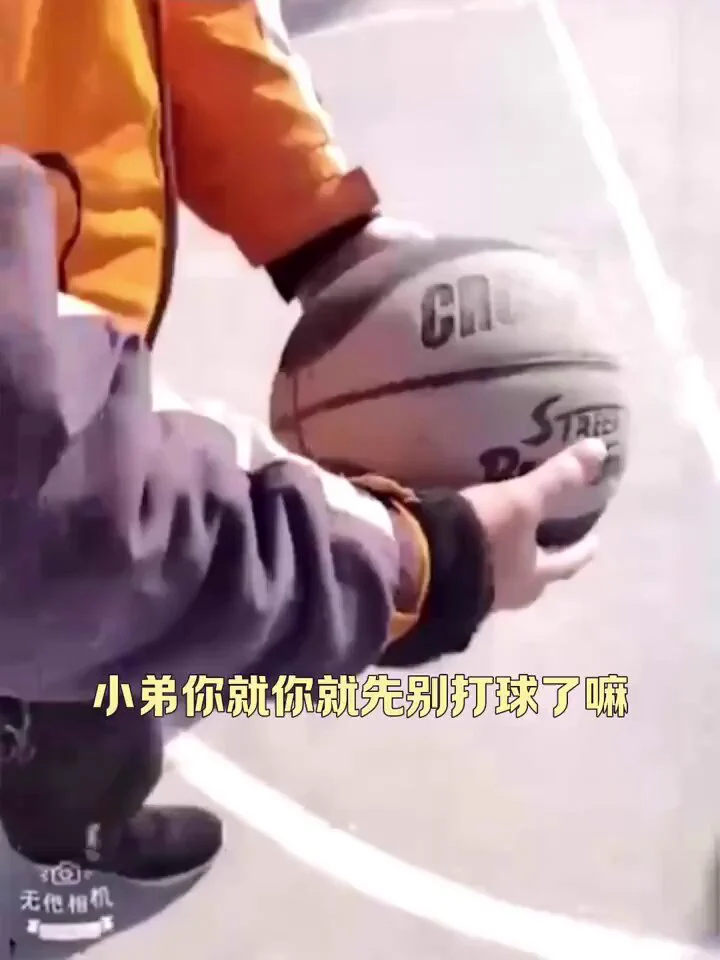 小弟弟你先别打球了，到我车上来 我有事和你说 姐姐给你看一下，别害怕😍😍没事的 摸一下 气质少妇到大学篮球场勾搭大学生 小伙已被喊到车上就沦陷了🤣🤣高清完整版已上传 观看链接在评论区 https://t.co/H8rK9a8ZIt