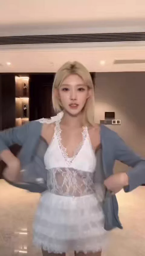 小姐姐这衣服和没穿一样！两个奶子真是喜欢啊🥰抖音电报走光群: https://t.co/xFMdrR1U35 https://t.co/HqYKszp1w2