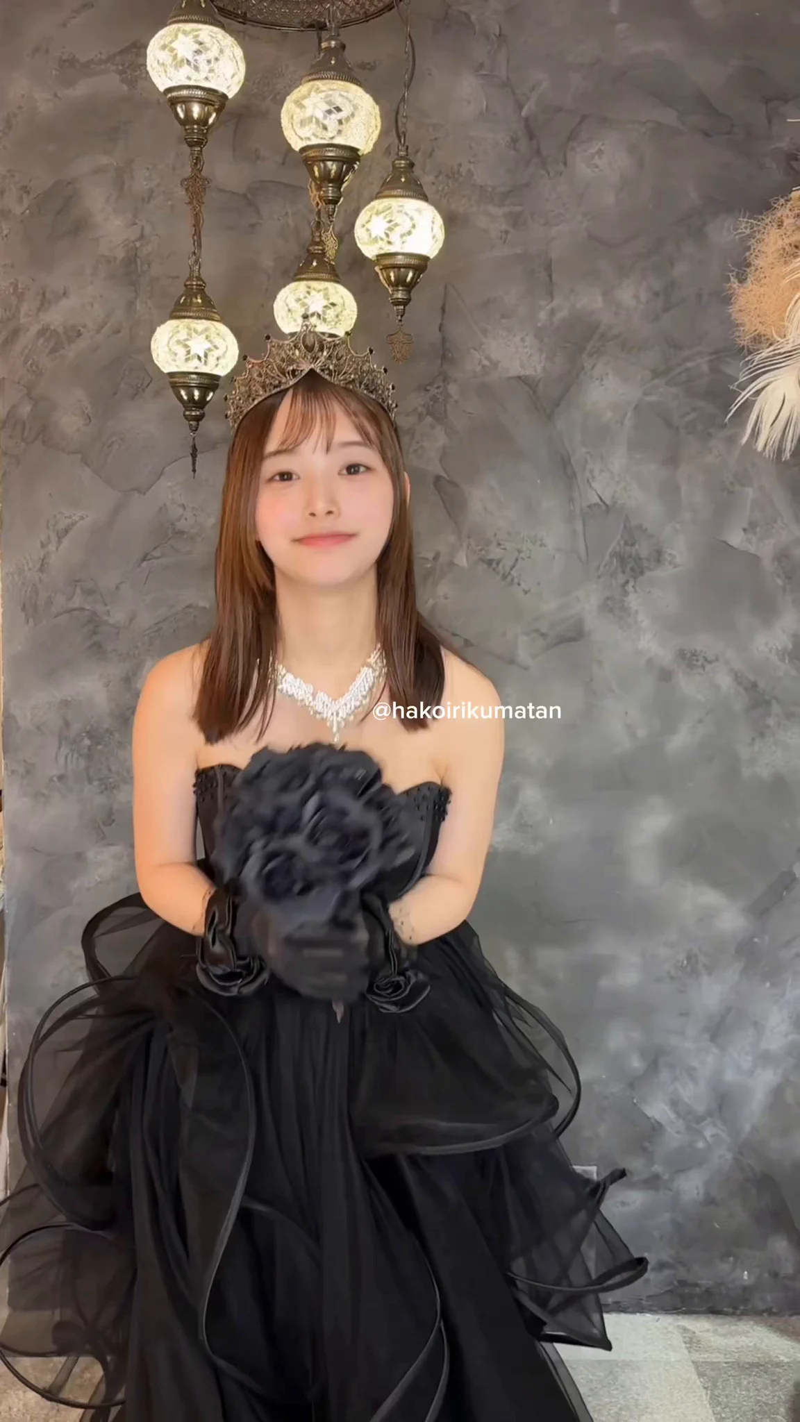 新しい黒のドレスを着て撮ってみました。少し大人っぽく見えますか？ https://t.co/CZHRPLbzKi