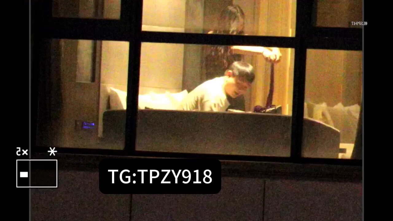 五星酒店高空窗户 意淫起来超爽 都是个顶个极品长腿高颜值女神 一般人见不到想不到的那种 看看你们女神怎么跪着当狗的，舍不得上的B被别人狠狠的干 推上只有片段 完整在主页电报 评论区 https://t.co/Z20Ezdvtoo