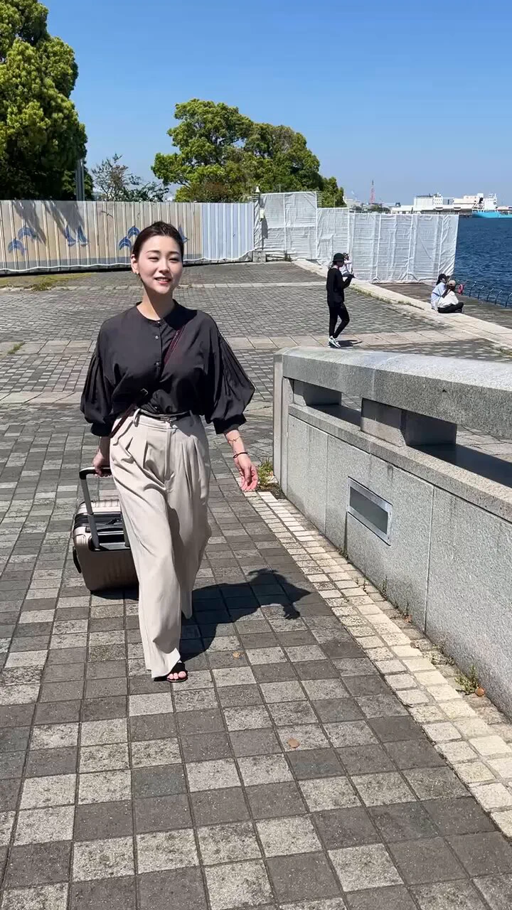 横浜の海を背景に🚶‍♀️ https://t.co/uv8iycizdI