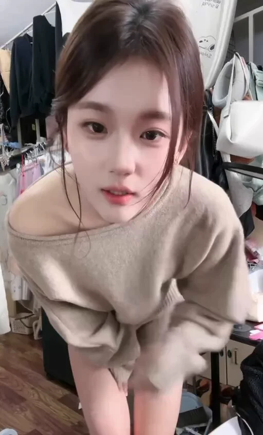 小美女这小短裤勒的太紧了，勒得户型清晰可见！抖音电报走光群: https://t.co/xFMdrR1U35 https://t.co/I00cO77aGR