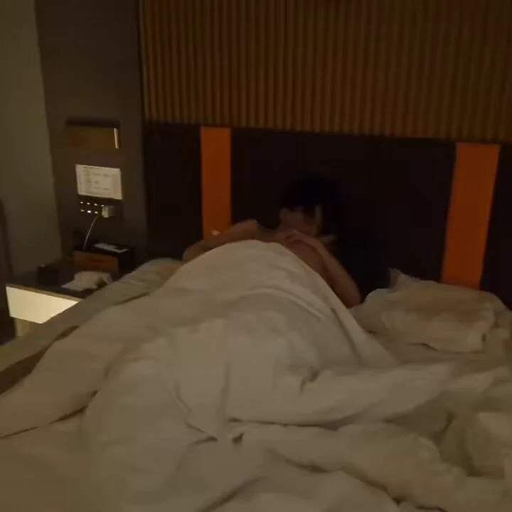 这种画面的既视感谁懂～这感觉太上头了，老婆跟单男舌吻，我在一边看！投稿：💌@SexytoBaby@SexytoDoll @SexytoGirl @SexytoLady https://t.co/PIbXRXBMLi
