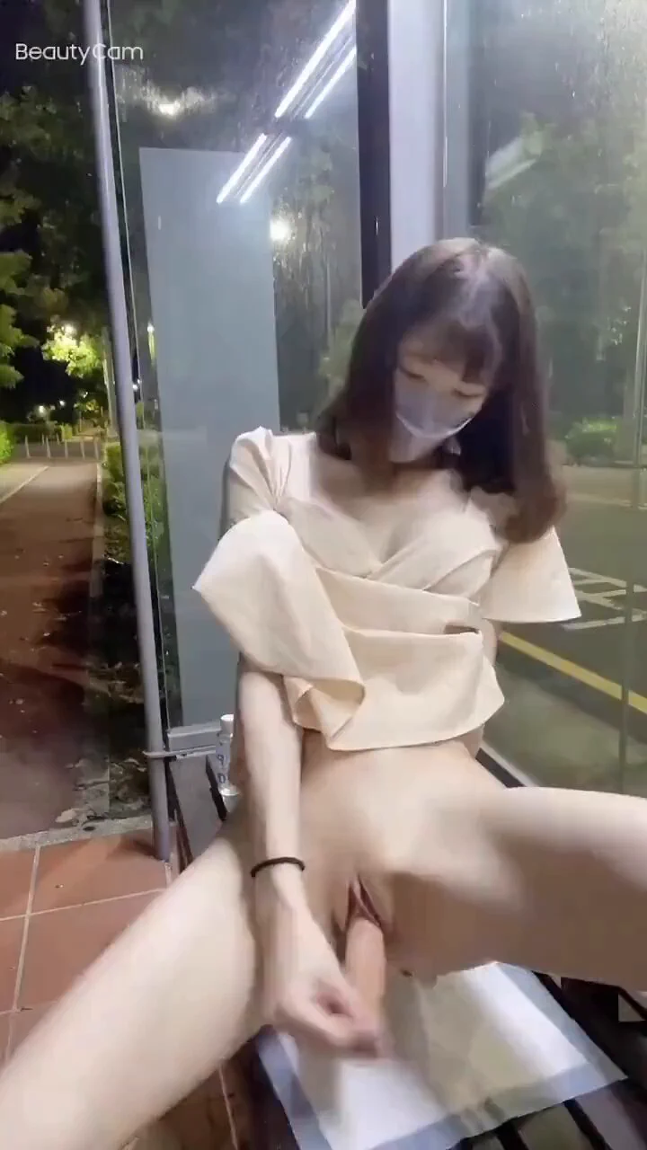 #露出 #勾引 #调教 瘦白白虎妹子在公交站露出自慰投稿💌@LC_kuking@CY_kuking https://t.co/n0MCJ8lain