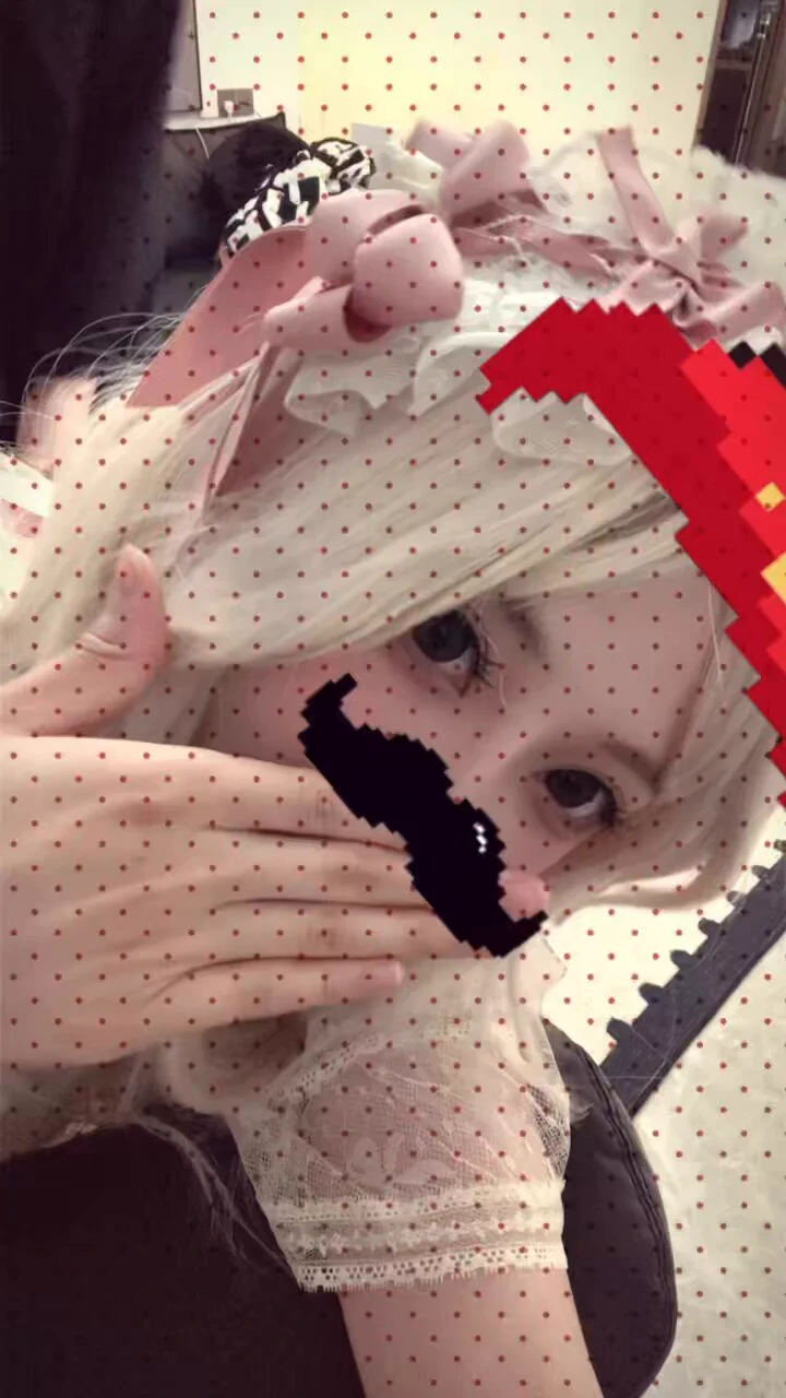 自拍的好好的，突然有人从后面输出了🙄🙄 https://t.co/aXSqrrtCeZ