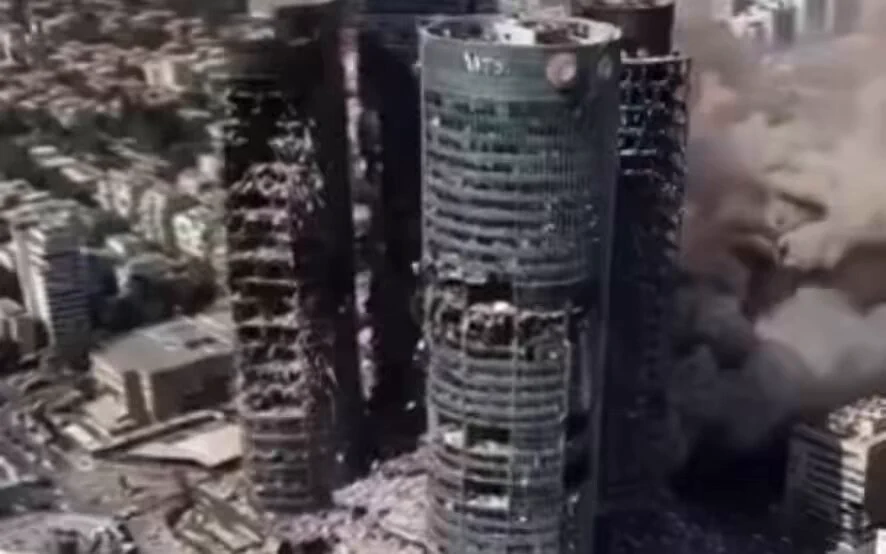 特拉维夫：第二个加沙？特拉维夫和其他以色列城市开始变得像加沙。者就是因果关系。视频似乎真实还原了6月16日伊朗导弹袭击特拉维夫造成的破坏。有趣的是，那些塔楼竟然还屹立不倒。或许下次派一架波音747轰炸机来得更有效；听说能把梁都熔化了。但一枚高超音速弹道聚能装药导弹，竟然没能把它们击倒？真奇怪。Tel Aviv: A Second Gaza? Tel Aviv and other Israeli cities are beginning to resemble Gaza. The video seems to depict actual damage in Tel Aviv from Iranian missile strikes on June 16. It’s interesting how those towers are still standing. Perhaps sending a 747 next time would be more effective; We have heard they can melt beams. But a hypersonic ballistic shaped charge missile didn’t bring them down? That’s strange.