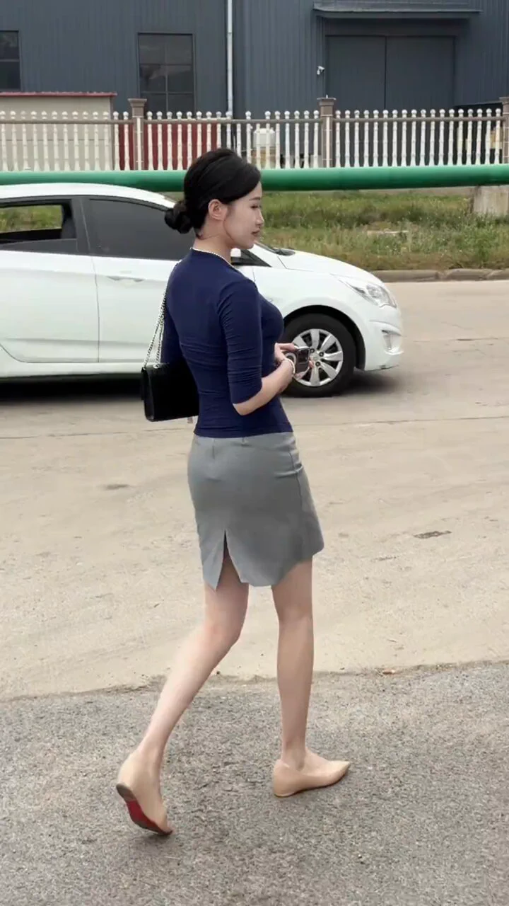 小阿姨在哪上班？他不理你，可能是喝水被烫坏，拿药脚磕桌角血流不止，送医院救护车出了车祸，别瞎想，他怎么会是和别人聊得正欢。 https://t.co/G32KGQOy1z
