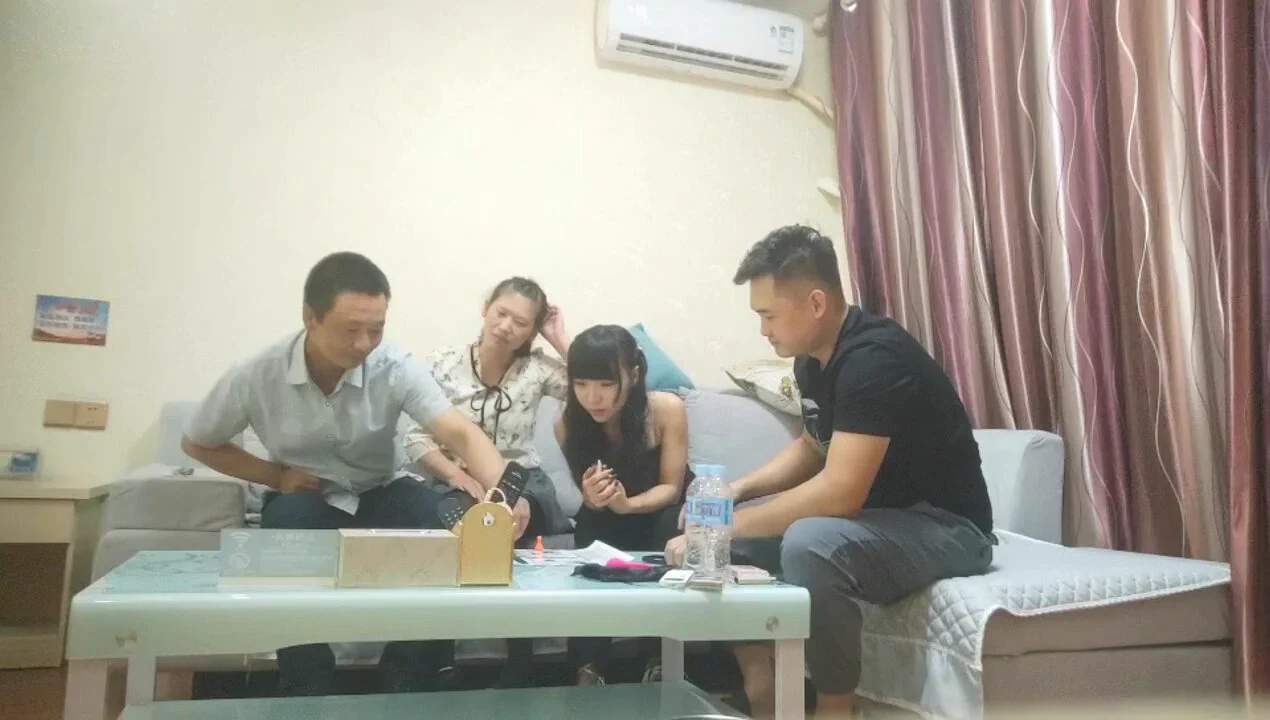 玩着黄色飞行棋，谁输谁脱衣 
小伙带着自己年轻漂亮的女朋友和一对中年夫妻玩交换游戏 
光轮年龄，相貌，身材，自己女朋友都占优
兄弟们，你们说，是不是有点亏呀？ https://t.co/rhqBIn8Nck