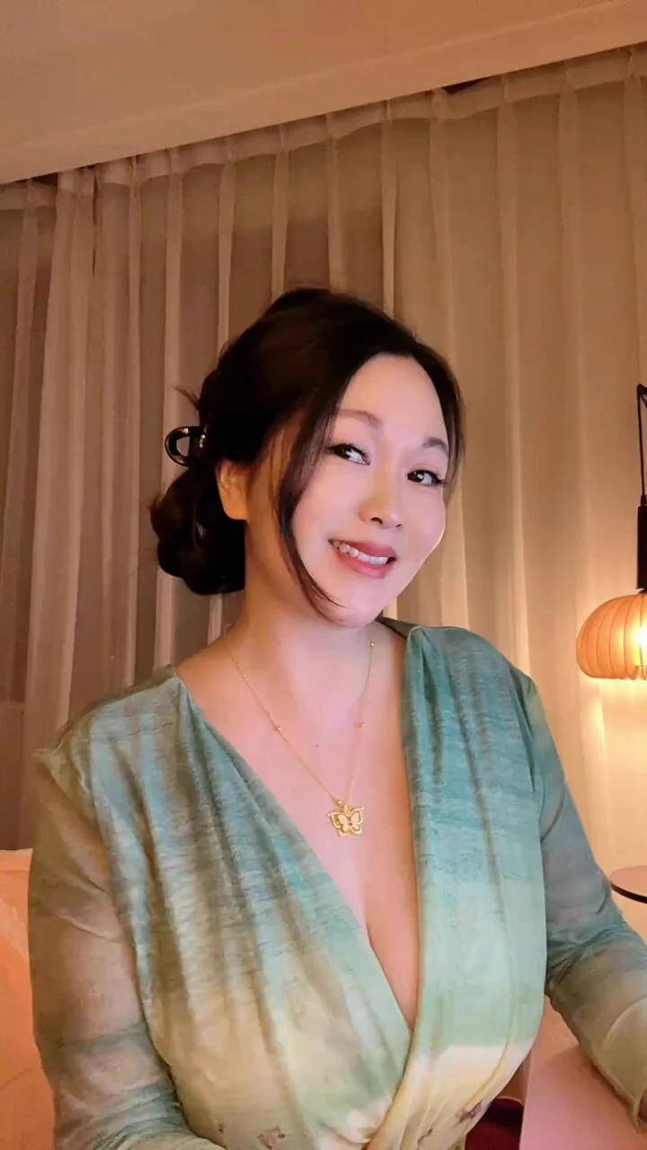 好想扑进阿姨的怀里🥰不是无情，亦非薄幸，只是我们一生中会遇上很多人，真正能停留驻足的又有几个生命是终将荒芜的渡口，连我们自己都是过客。 https://t.co/NhGU20svVY