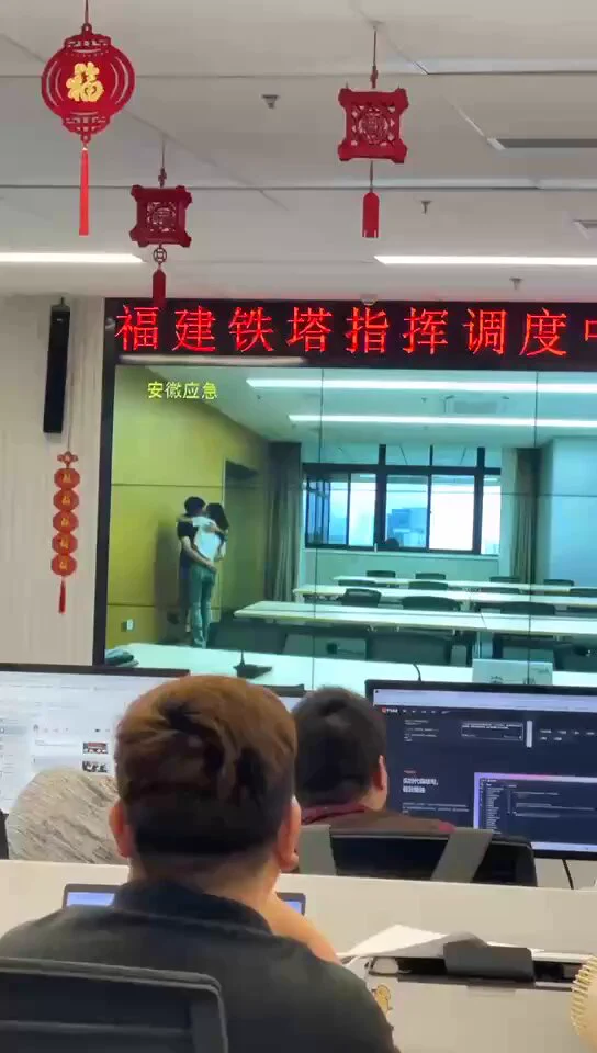 豁！总有小情侣喜欢在摄像头底下亲热！ https://t.co/C6ABjZ3bn8