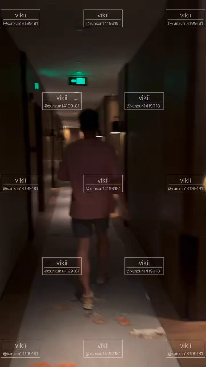 单男小哥哥可能也不会想到 一打开酒店的房门 会看到一只跪在地上发骚的母狗 直接也是上下其手 太刺激了 后面的过程后面会更新#人妻 #母狗 #肉便器 @Owl0755 @Fengsiyuan @006share https://t.co/bEkb84ZrXV