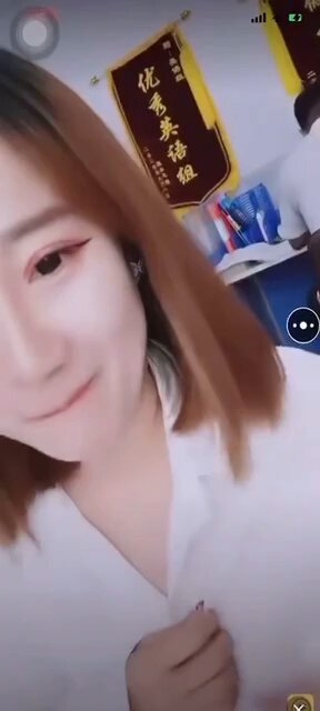 超大胆！英语老师发搔发到办公室后面还坐着同事偷摸露奶子，之后更大胆直接自慰起来      完整版10V

❤️完整版已更电报群，进群请看评论置顶！

 https://t.co/rSaEY7bYjR