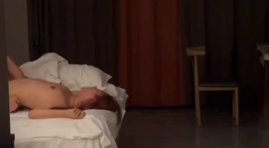 猫眼tp   颜值非常高女神级别的周末和男友出来开房，看起来非常清纯实际非常反差 https://t.co/hwoHOEyMVB