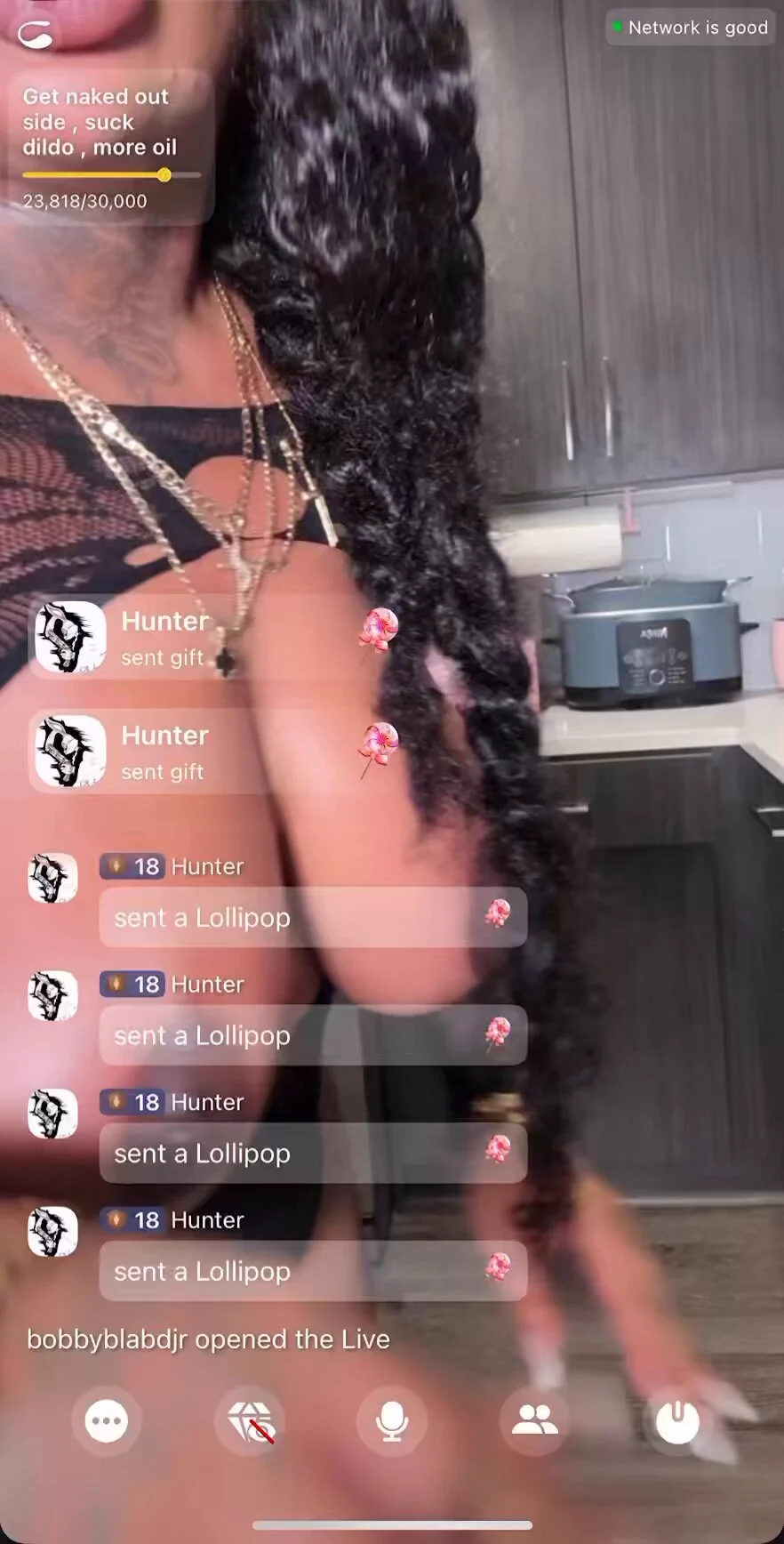 Come to see me live today papa 💦 announcing time in a few 🤭 https://t.co/tuFhTs0OUD
