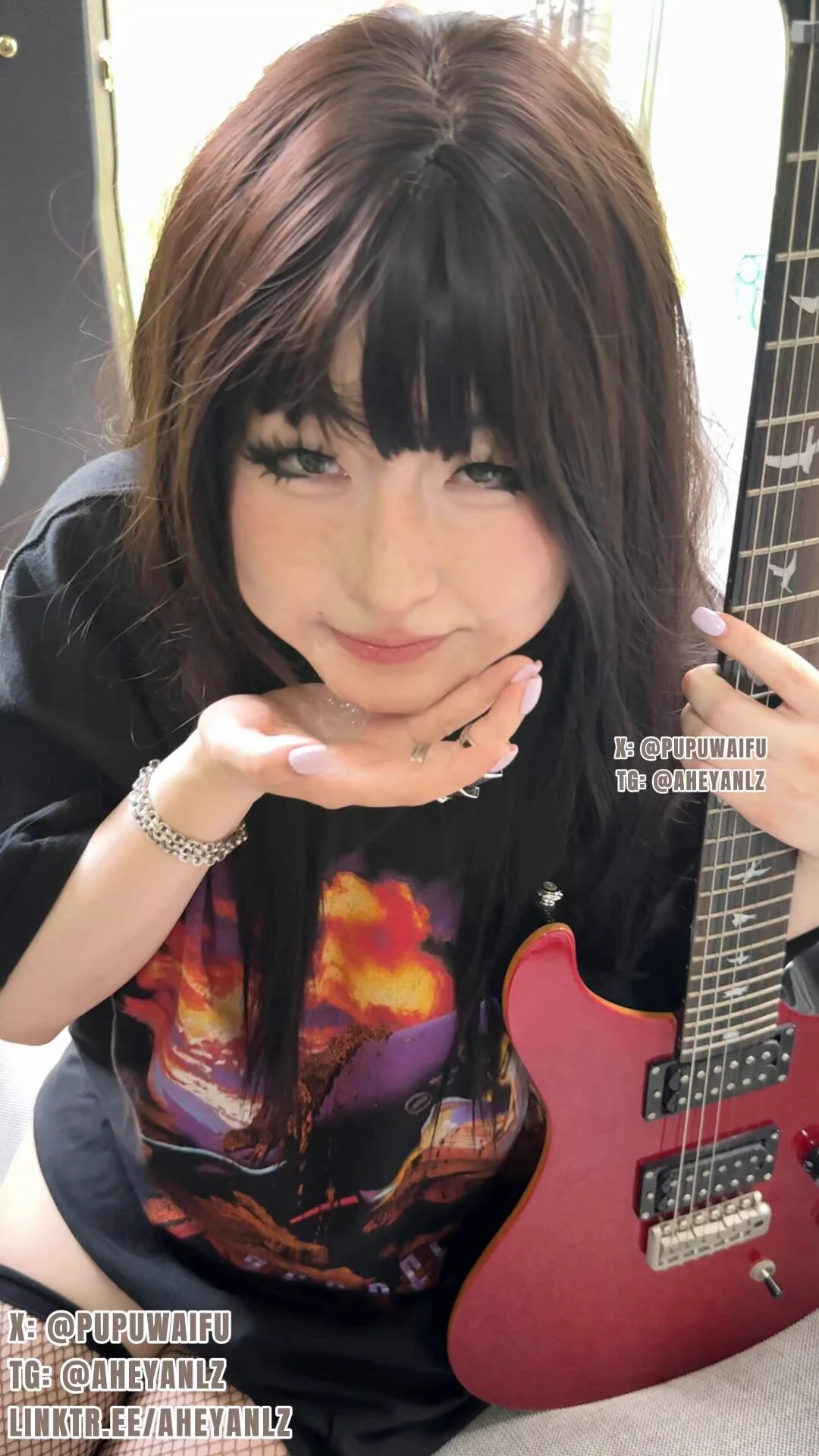到学长家做客发现学长也是滚迷 还看中他一把吉他 🎸

为了借走吉他😈🔞我只好动点不太乖的小心思

@ToBulma
@ToBulaer
@KawasawaSen
@BulmaList https://t.co/X6LfHPQRlG