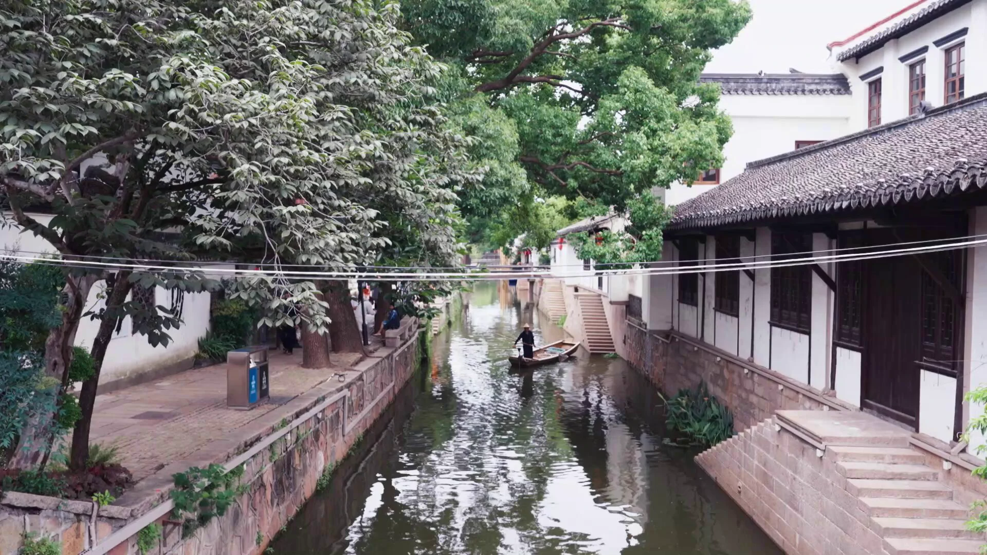 【“看见”上海，影像中探索城市真实的样子】

作为中国电影的摇篮，上海这座城市与电影在百余年来相融共生、互相成就。来自爱沙尼亚的导演莉娜·翠什吉娜是第一次来上海，她用“大、超大、无比巨大”来表达自己对上海的印象。她带着女儿来到新场古镇一起游览，用手机记录下生活在这里的人们，她说：“这是我见过最棒的地方，人们看起来过着非常平静、不慌不忙的生活，这种感觉特别好！”

https://t.co/XSy1WmtGct