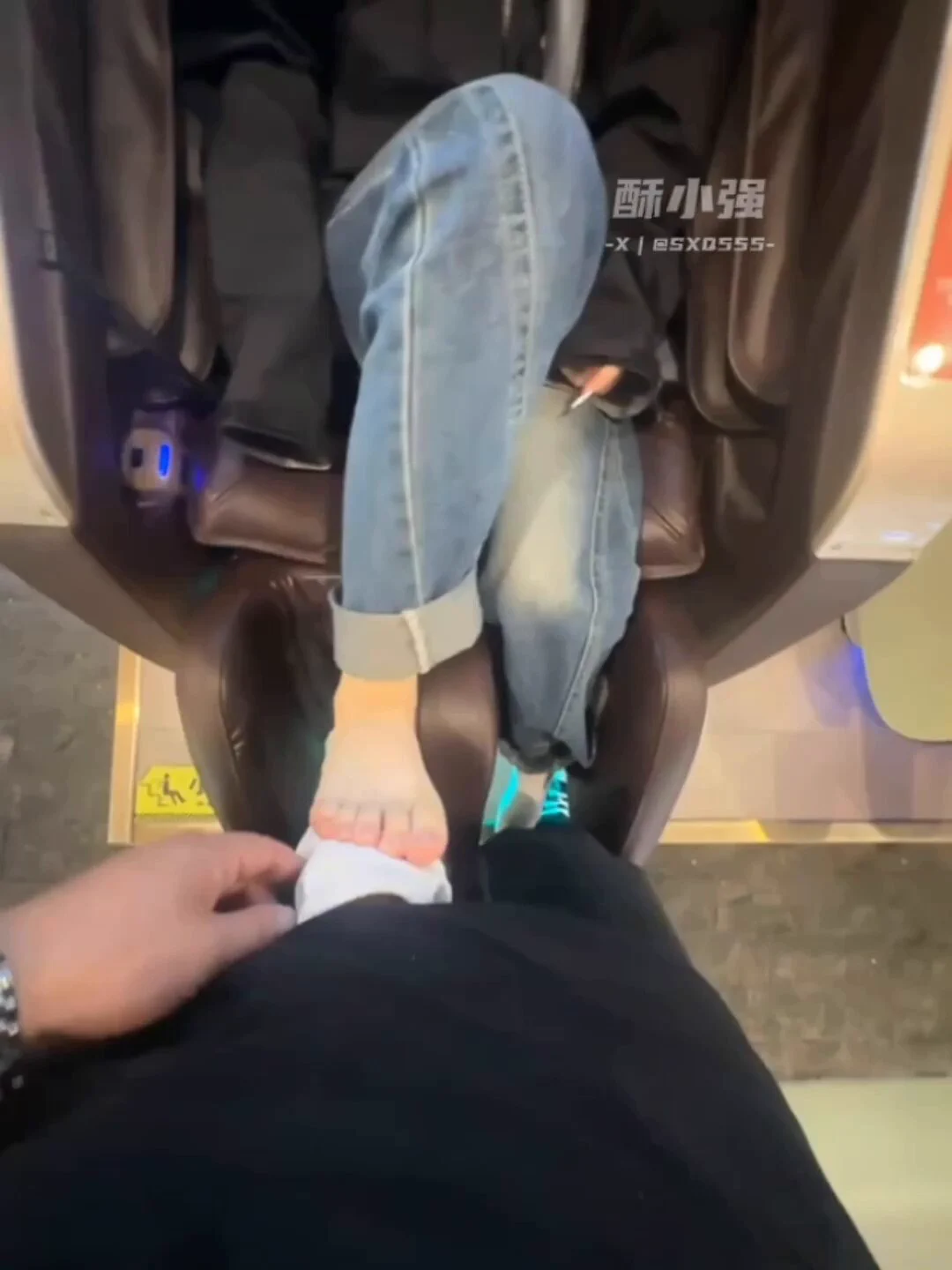 今天是有备而来，大热天妹子裹的严严实实，生怕同学看到！，集才华和美貌于一身的大学生，在商场脱下小白袜，亲自为我戴上，可能环境太过大胆，没坚持多久就交代了… https://t.co/xcOviSNOwN