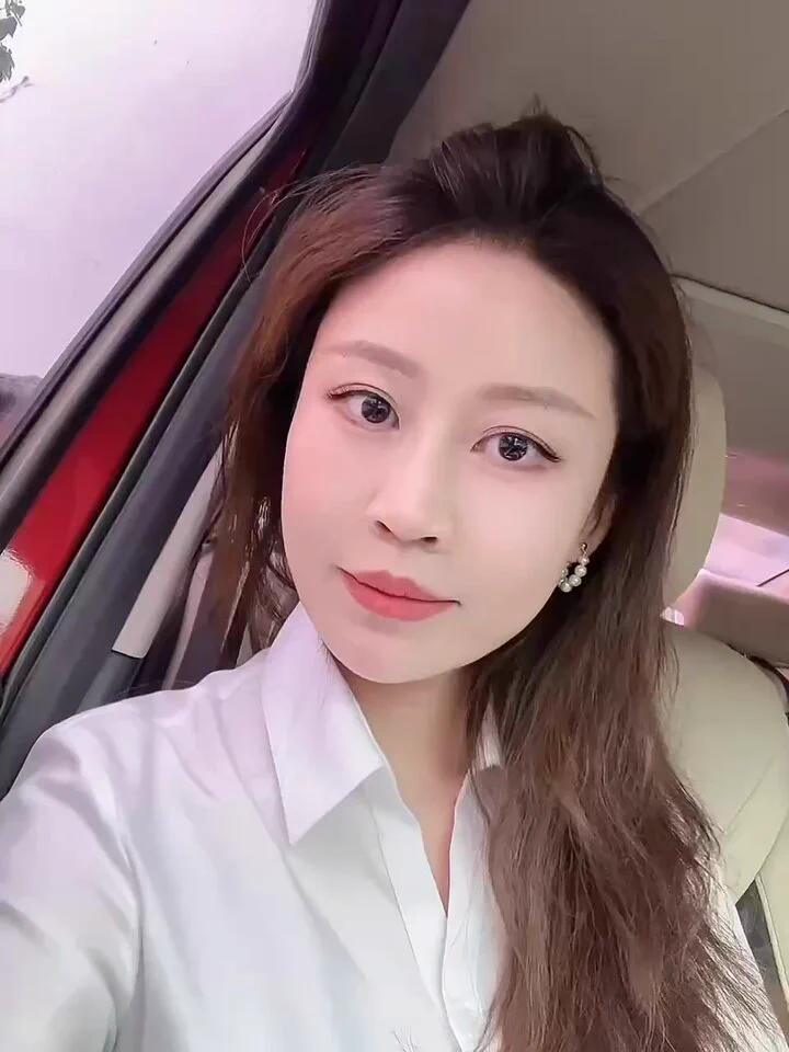 下班了，最近同事都说我看着脸有点欲求不满…

那你们看着我走路的样子，是不是真的欲求不满从身体里散发出来了…

高跟鞋哒哒哒，有没有走到你们心上，想姨踩一下吗～ https://t.co/N0afrGqFKv