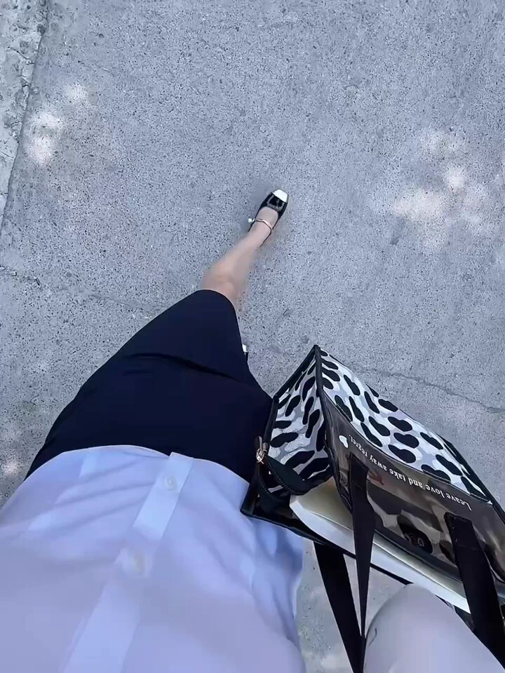 下班了，最近同事都说我看着脸有点欲求不满…

那你们看着我走路的样子，是不是真的欲求不满从身体里散发出来了…

高跟鞋哒哒哒，有没有走到你们心上，想姨踩一下吗～ https://t.co/N0afrGqFKv
