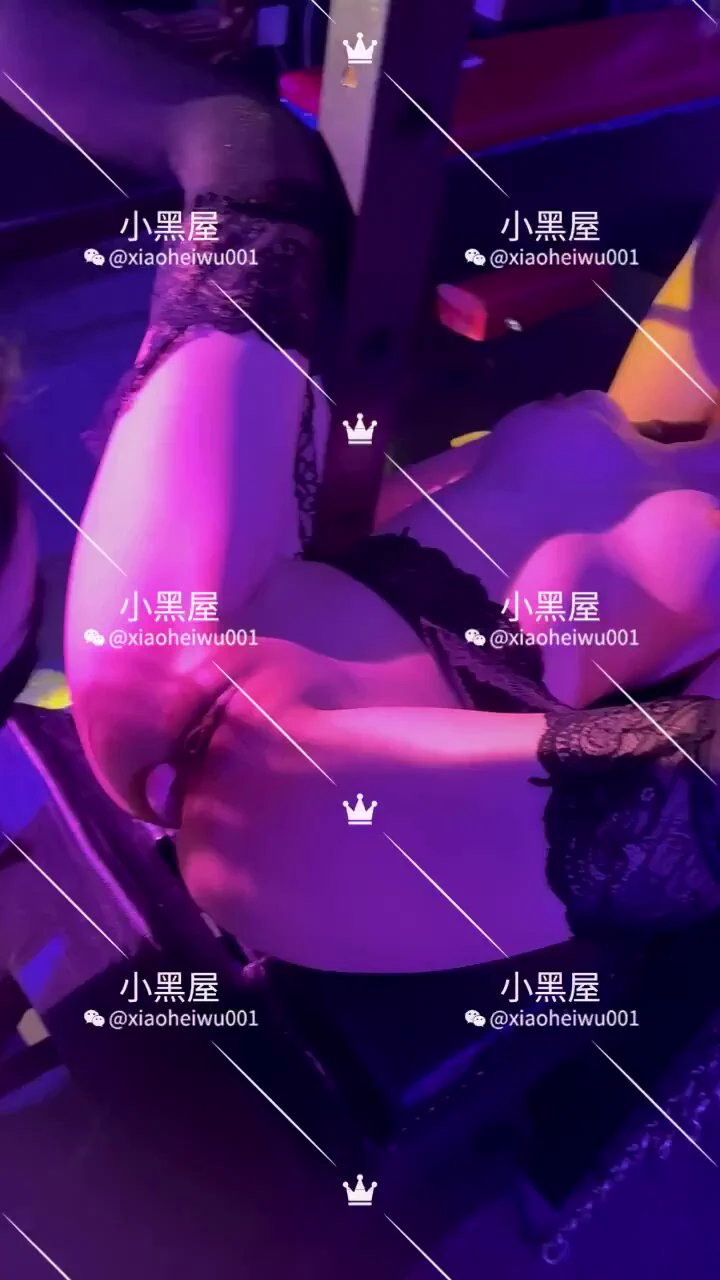 多人顶级盛宴【二】  三母狗聚会大调教 
和朋友一起调教  打尿出来了
一个舔上边 一个舔下边  
止寸挑战  不听话就这样对待
 拱着胯骨痉挛喷水
 求着要大鸡巴野爹操她  

完整版传到评论区了 https://t.co/5Z2y8dRT1r