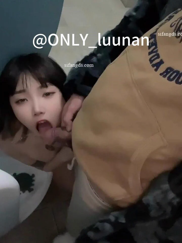 骚母狗的特定露出任务日记
让母狗全裸着身体在主人上厕所的伺候主人
一边撒尿一边舔尿液  真是淫荡呀下体的水都刺激出了
#母狗 #反差婊 #喝尿 #驯化 #犬奴 #露出 #肉便器 #羞辱 #骚货 #开发 #调教 
 
（点赞可获取完整版的视频链接   已放在下方的评论区） https://t.co/qOMQOwKAw4