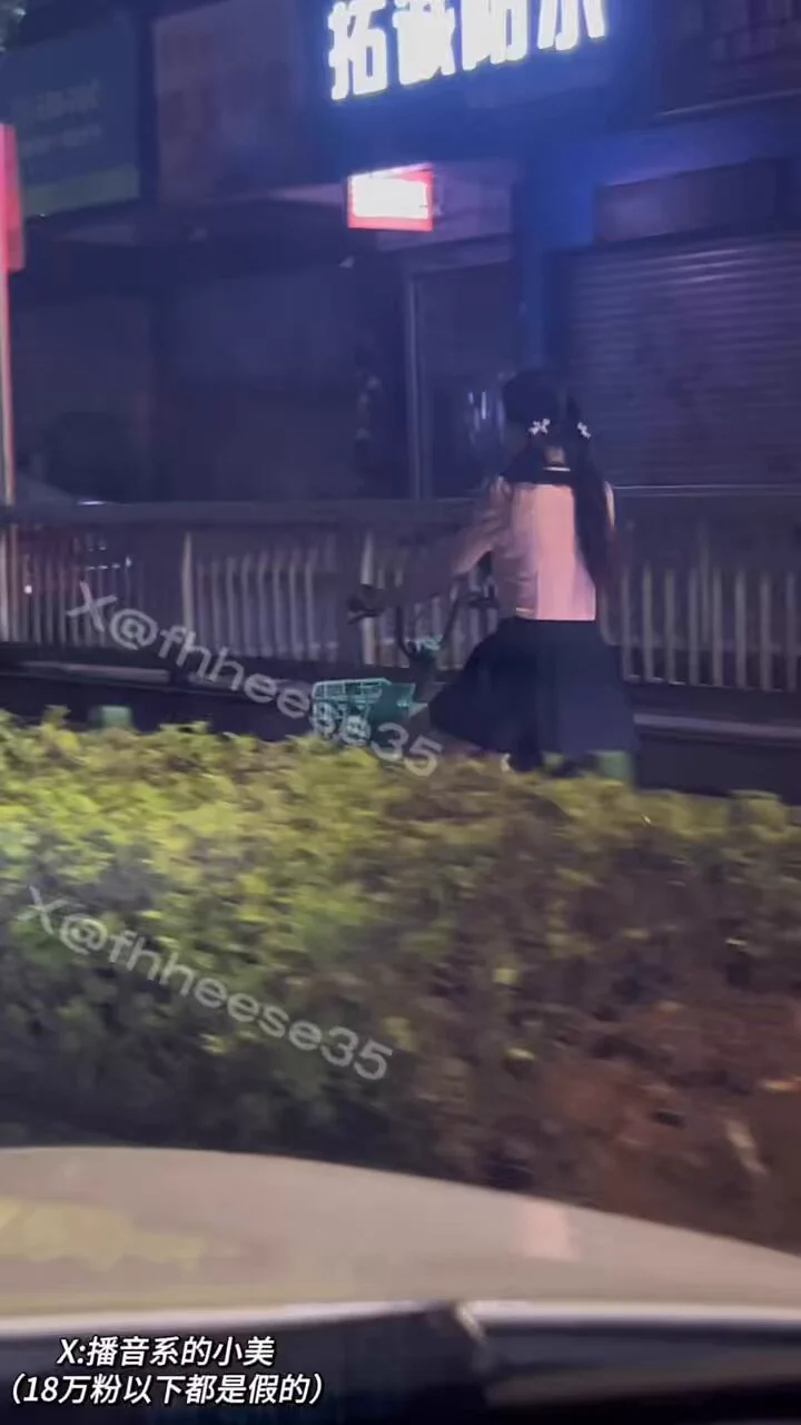 闺蜜@Ninaaaaa6688露出调教！共享单车骑行自慰！最后喷到单车上！全程骑行都插在身体里，真的好折磨好坏。
@SexytoBaby
@SexytoLady
@SexytoDoll
@SexytoGirl https://t.co/gfE8Ay2lji