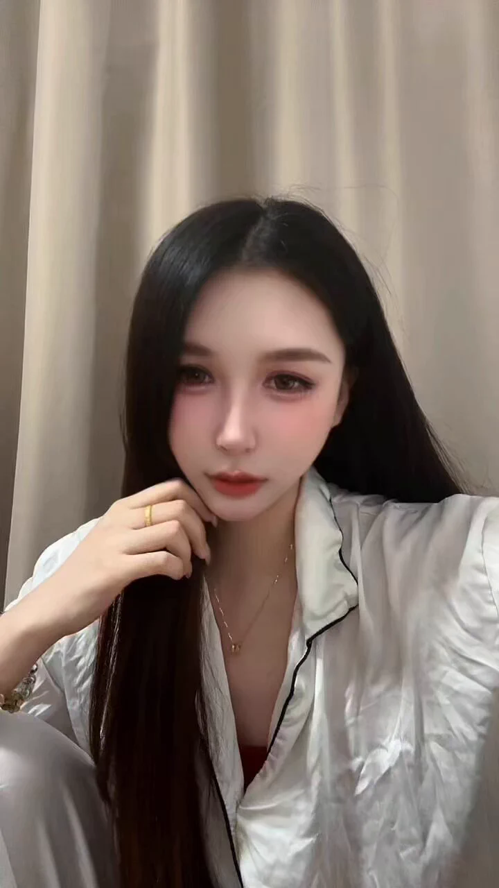 乖乖的把小狗嘴张大，等着姐姐的口水，听见主人清嗓的声音，是不是唧唧在流水，嗯？一边撸着废物的小唧唧，一边幻想着主人口水的味道，乖慢慢吃别急，姐姐都吐给你，贱贱的小狗🐶
#口水 #字母圈 #诱惑 #全国巡游 #万华S
原创投稿⬇️
@Xiaoxiaofoer
@ToukaYuan
@MitsumeDoji https://t.co/ZOTyECMaHd