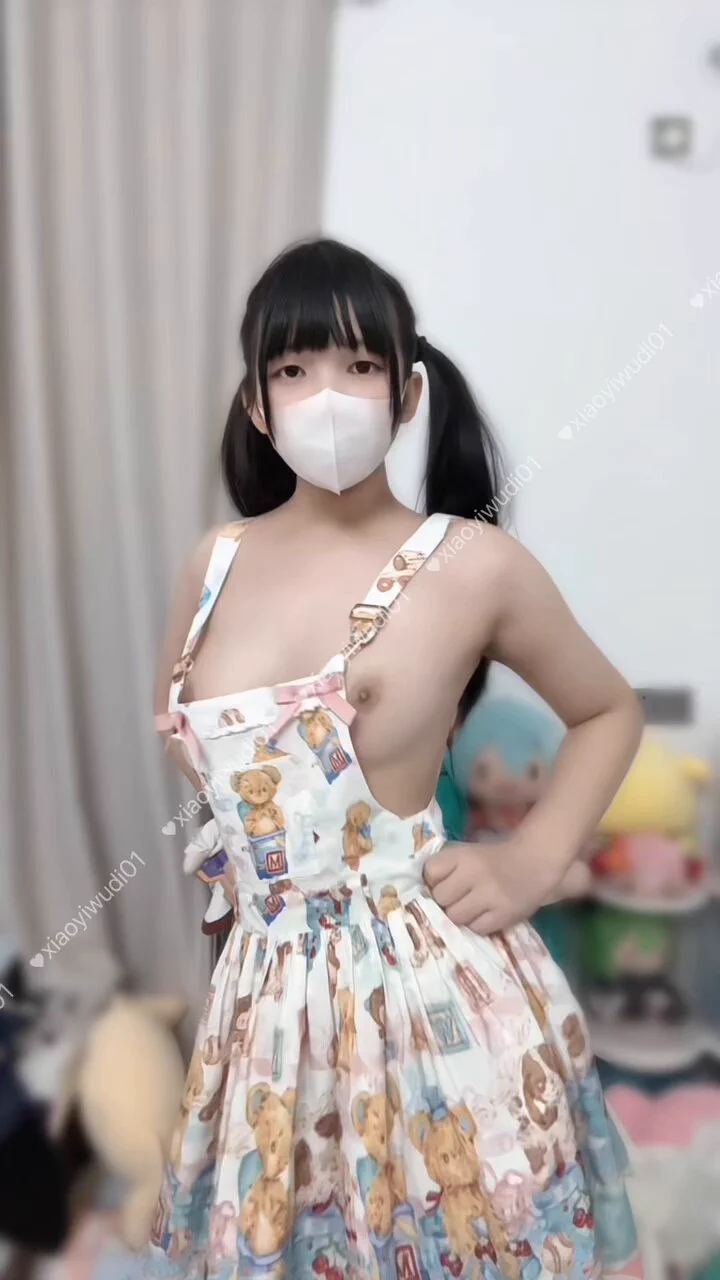 艾玛摇🎵拖1舞嘿嘿，穿着背带小裙子可以随时脱掉干坏事哦，还是这个背景好呀，赶紧自己萌萌，有没有哥哥入qaq
@SexytoBaby
@SexytoDoll
@SexytoGirl
@SexytoLady https://t.co/MQZkBBxxOg