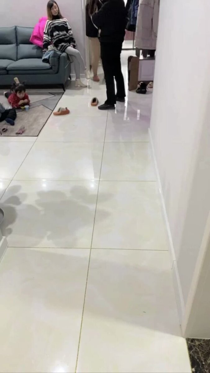 真实记录家庭乱伦，亲姐和老婆共侍一夫，丈母娘都还在客厅卧室门也都没关就搞上了，太牛逼了！         完整版60分钟 

❤️完整版已更电报群，进群请看评论置顶！ https://t.co/oxDfVYiXkT