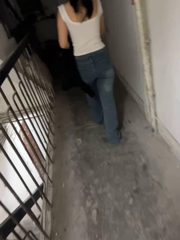 群友得吃返图，一个在广州城中村创业的川妹子，很嫩，微胖，挺高冷的，套都要自己带，躺下就要插进去，拼命夹，狠心泄火走人，过程就是干 #站街 #扫街 https://t.co/mvXytdxbdB