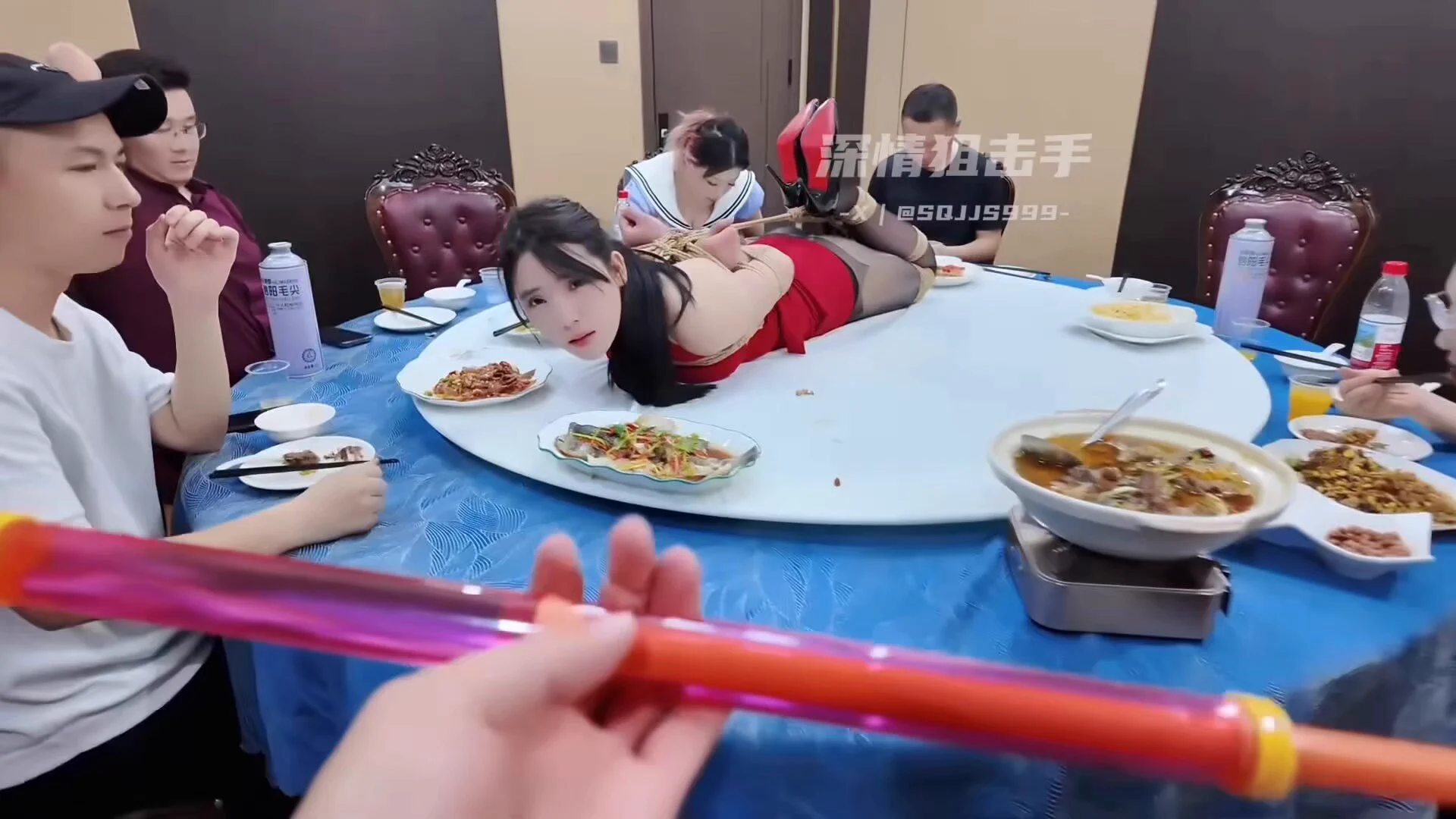 这个饭局怎么样？这才是个饭局该有的样子，是不是要比跳跳舞的好玩多了，全程一个多小时，每一刻都相当刺激，妹子松绑后还给在座的各位奖励了一番… https://t.co/Dk2eqU0ezi