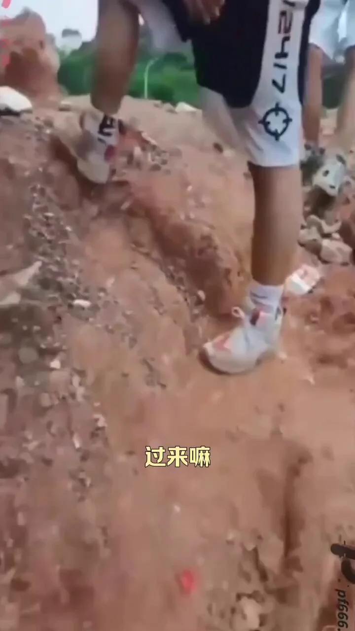 过来嘛 快点 给你们一个一个破处🥰🥰极品少妇勾搭两个涉世未深的小伙，开始的时候一个比一个害羞，奈何看到少妇的巨乳😍😍小伙哪里受得了这诱惑 

高清完整版已上传 观看链接在评论区 https://t.co/UtoTg9LRh5