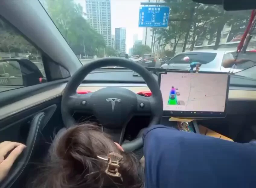 特斯拉也许可以自动驾驶，但是当欲望来了的时候，姨却只能手动解决…

最近银行工作压力太大啦，这次真的忍不住了，头发挽起来先含一下吧。对男人来说这算是顶级体验吧…

想在推特约一次了，还有想试试的吗～ https://t.co/gdipB61XuQ