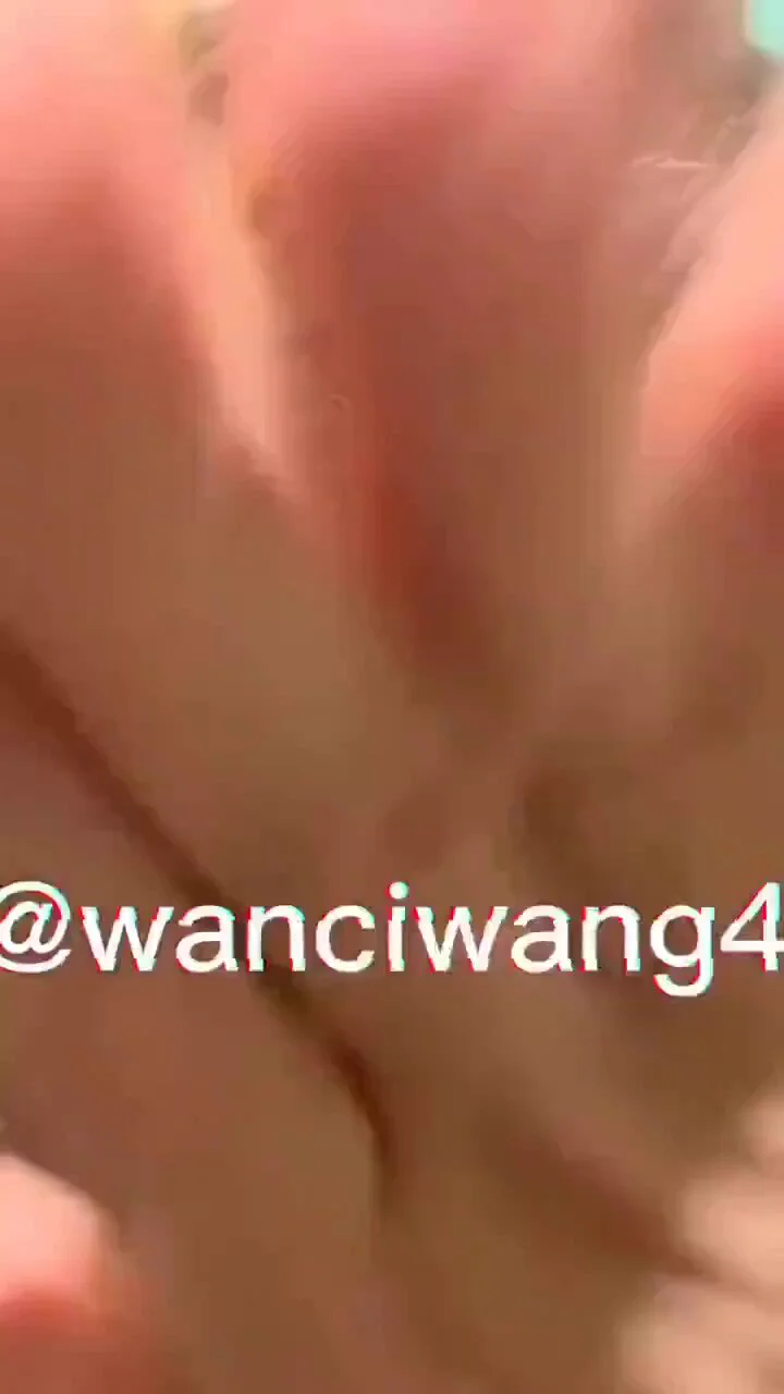 银行母狗的犬奴扇脸调教
未经主人允许犯错的母狗被打脸责罚
自己耳光羞辱自己，学狗叫，虐头
被主人后入插到发情的母狗
完全忘了自己为人的身份，彻底堕落

调教教程和更多完整版视频更新在群中，转发获取 #骚逼 #母狗 #反差 #婊子 #反差婊 #SM #骚货 #大奶子 #调教 #圣水视频 #人体马桶 https://t.co/yUHyB3IPIP