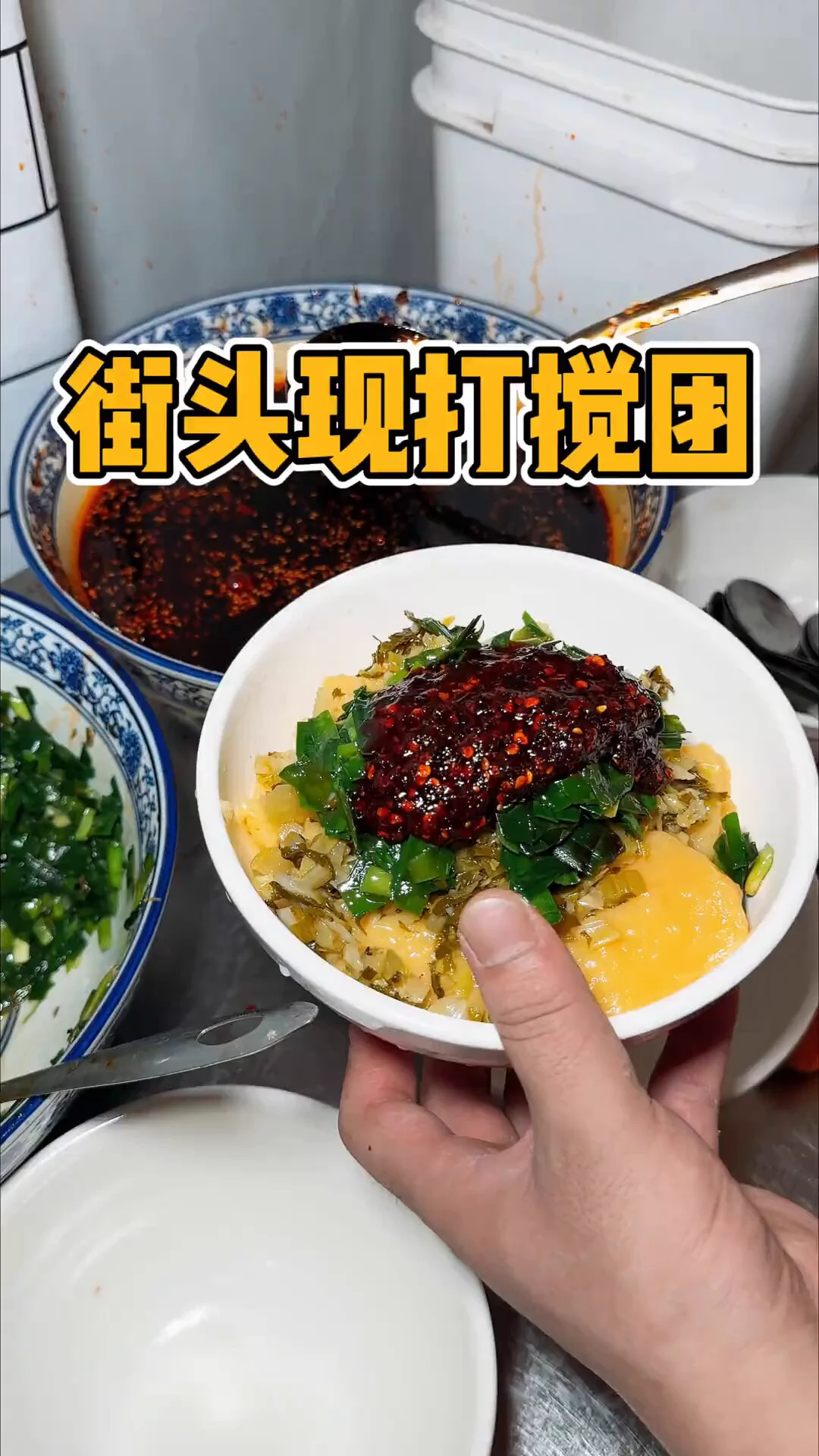 西安人的早餐可以选择一碗7元钱的搅团，其口感软滑，入口即化，细品有一定的筋道感，搭配酸辣的蘸料和灵魂浆水，特别开胃！ https://t.co/WzKkS4kE64