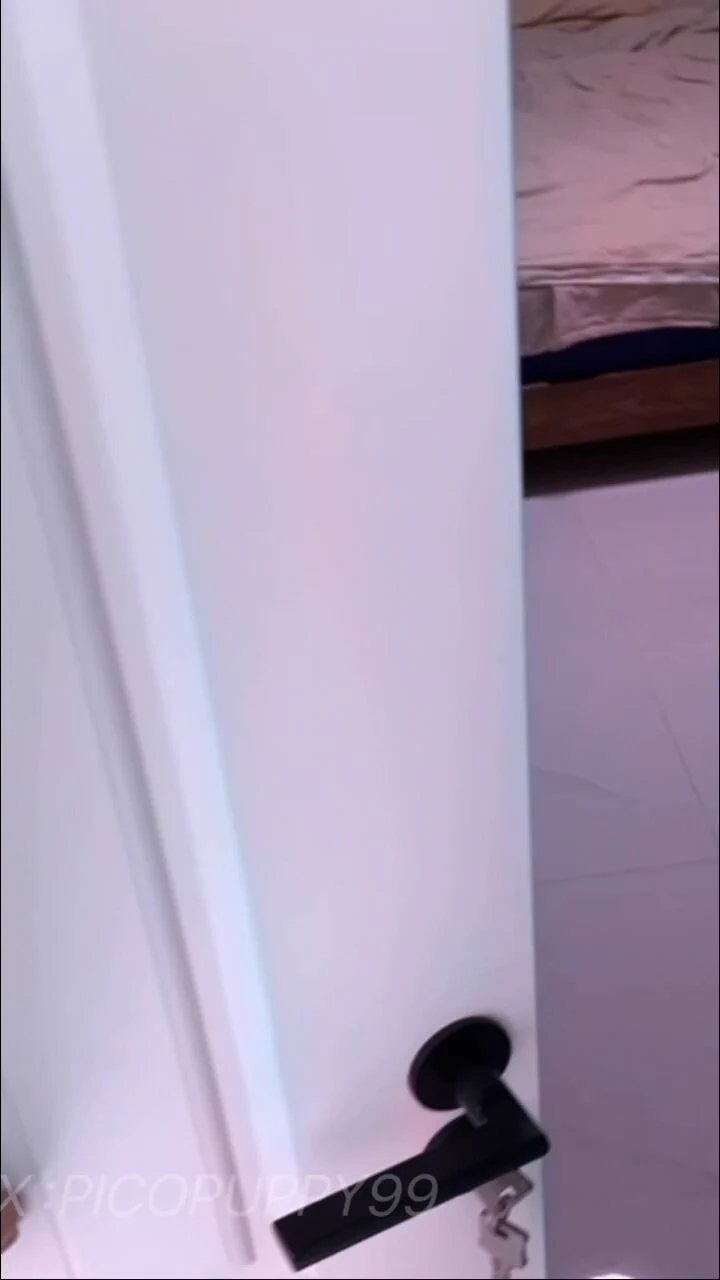 把172御姐女神锁在家当性奴
回家一开门就把鸡巴插狗嘴里
先指奸到高潮痉挛再暴力抽插
最后用狗盆把主人精液全部舔光

完整版25min看主页置顶☝️

@ToBulma 
@ToBulaer
@KawasawaSen 
@BulmaList https://t.co/C8ahmaPmn6