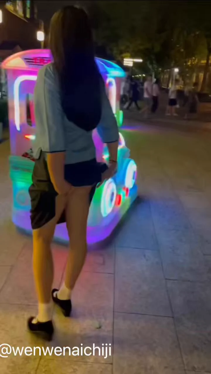 在景区人来人往的街道上露出骚逼等待被插，突然来了个大爷吓一跳 #露出 #骚逼 #肥臀 #肉肉 @RZYQ176 @wqganenshi_ @51luchu_ @Public_Catgirl1 @luchu888888 @Hexiansheng0031 @kssexxia @smovie7 @tbzt2024 @luchusmart https://t.co/lyTV5BlfMm