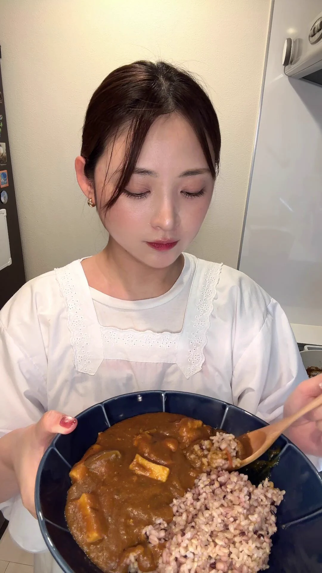 晩ご飯に作ったカレーが美味しかった時の顔 https://t.co/RrlB9szQAH